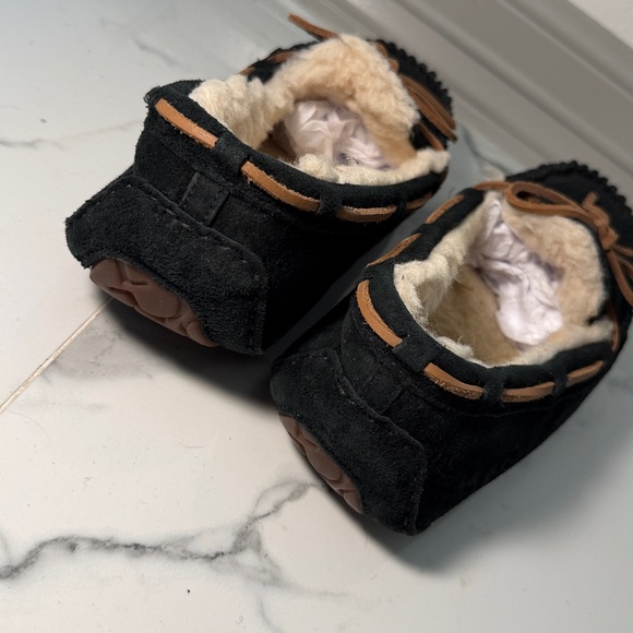 UGG DAKOTA BLACK SLIPPERS SIZE 9 - Picture 5 of 8